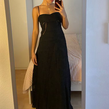 Robe longue noire en dentelle