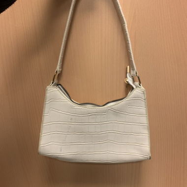 Weisse Handtasche mit Krokodil-Effekt
