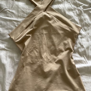 Top beige con scollatura a fascia