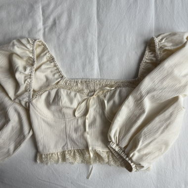 Cropped blouse with lace