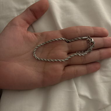 Gedrehtes Armband aus Edelstahl