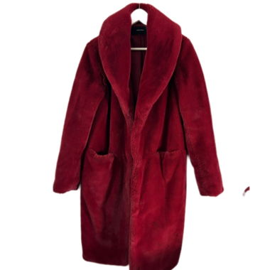 Manteau fausse fourrure rouge sang