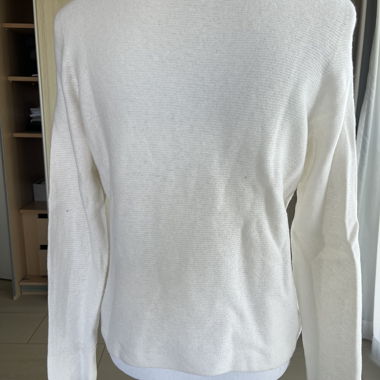 Weisser Strickpullover mit V-Ausschnitt