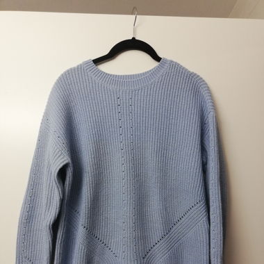 Hellblauer Winterpullover