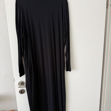 Robe longue noire à manches longues