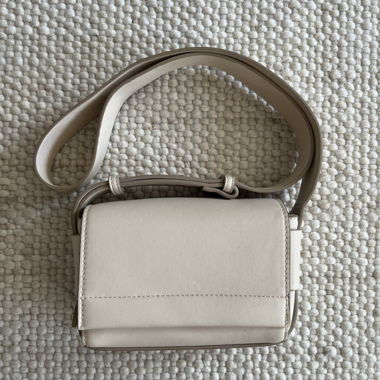 Borsa a tracolla beige con tracolla larga