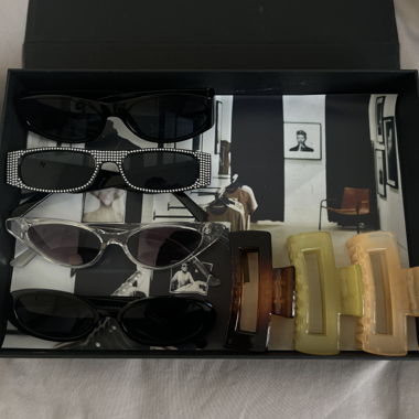 Set Sonnenbrillen und 3 Haarspangen