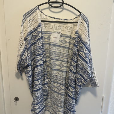 Weiss-blaues Kimono-Top mit Spitzenärmeln