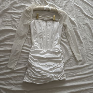 Miniabito bianco a maniche lunghe