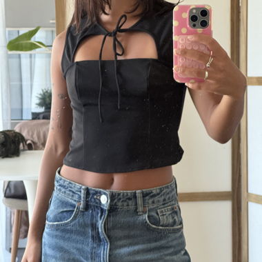 Top nero con laccetti Bershka
