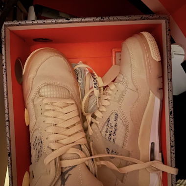 Sneakers beige stile Jordan