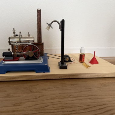 Modelldampfmaschine mit Plattform