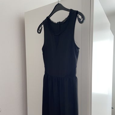 Schwarzes Kleid