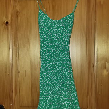 Grünes Zara Blumenkleid