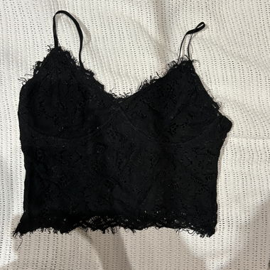 Crop top in pizzo nero con zip