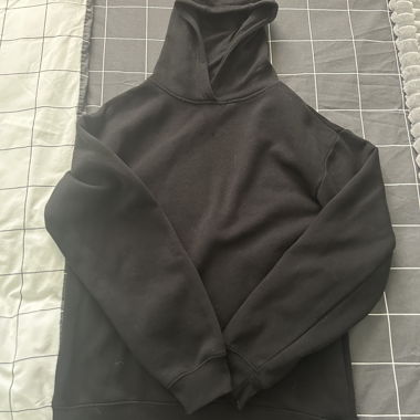 Schwarzer Hoodie