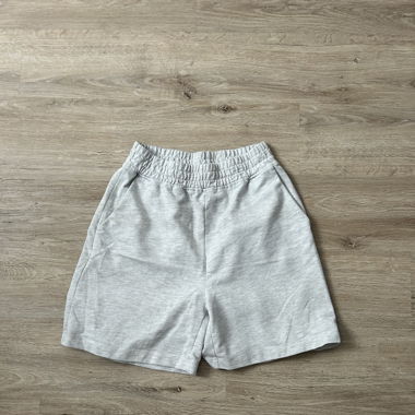 Graue Shorts