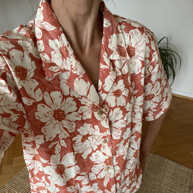 Coral shirt short sleeves Hawaiian flowers. Mango
