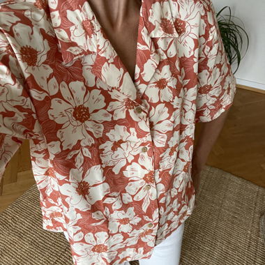 Coral shirt short sleeves Hawaiian flowers. Mango