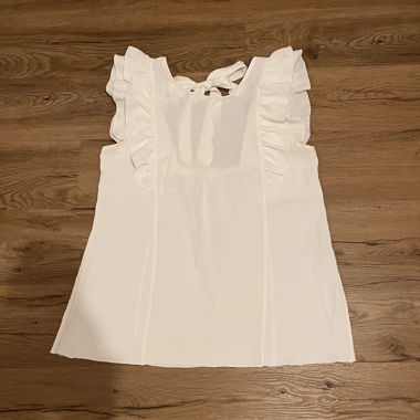 Top bianco con maniche con volant