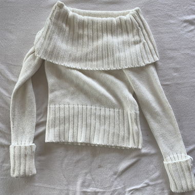 Pull en laine blanc cassé épaule dénudée