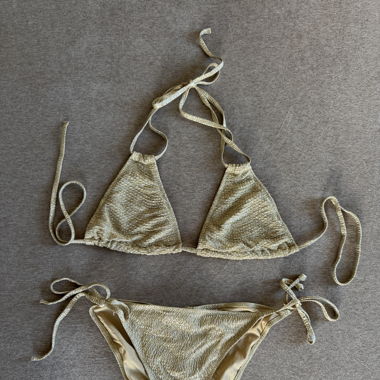 Goldener Bikini