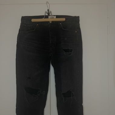 Destroyed jeans