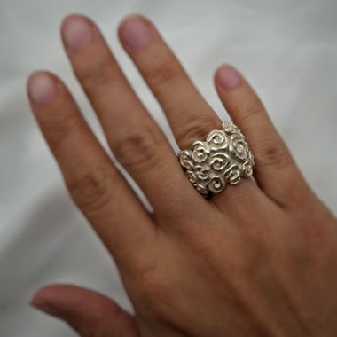 Statement-Ring mit Rosen