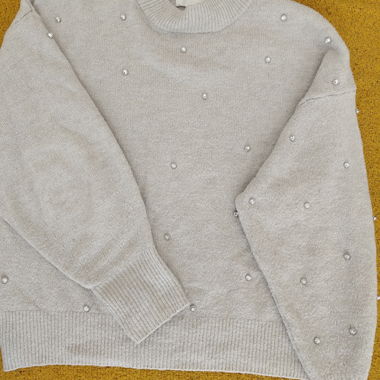 Pull gris clair avec perle