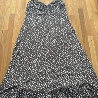 Braunes Blumen-Kleid