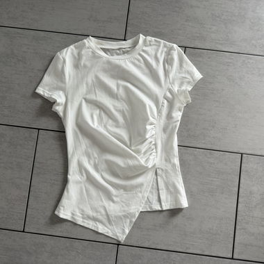 Weisses Crop-Top mit Raffung