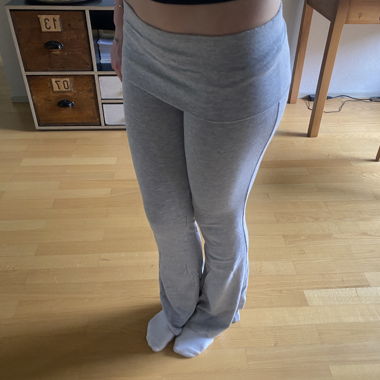 Graue Flared Leggings