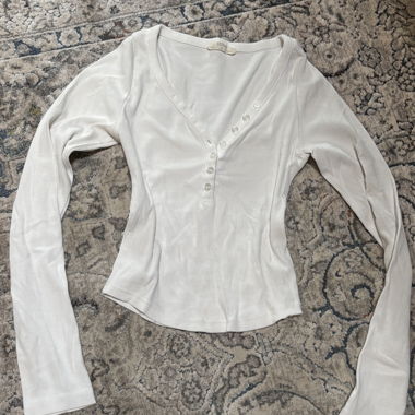 Top bianco a coste con bottoni