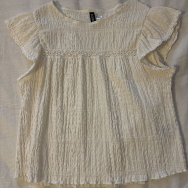 Weisses Damen Top mit Rueschen
