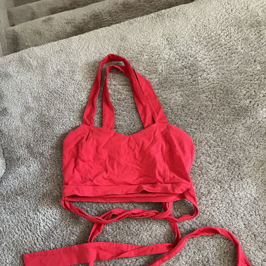 Rotes Crop-Top mit Bändern