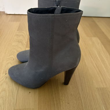 Graue Stiefeletten mit Absatz