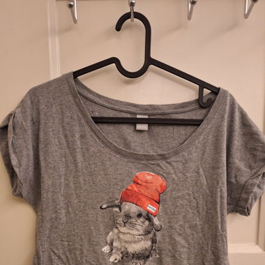 Süsses IRIEDAILY T-Shirt Hase mit Mütze grau