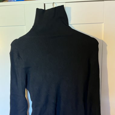 Schwarzer Rollkragenpullover 