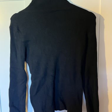 Schwarzer Rollkragenpullover 