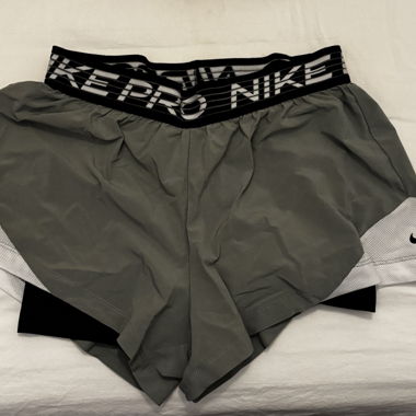 Short de sport gris, Nike