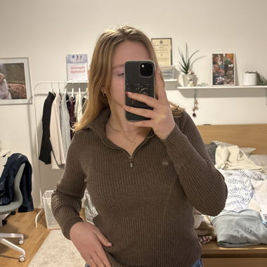 Brauner Ripp-Pullover mit Halbzip