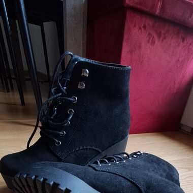 Cute boots with heel