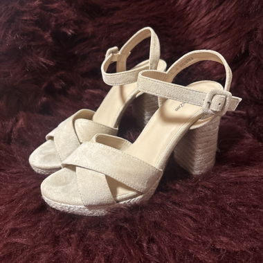 Sandali beige con tacco
