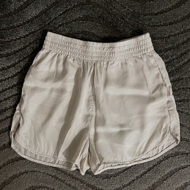 H&M - Shorts in raso beige