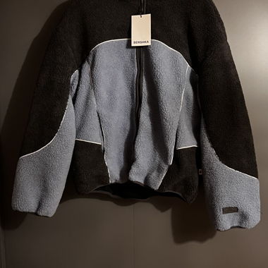 Giacca in pile Bershka con cappuccio nero/grigio & blu