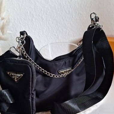 Schwarze Tasche mit Täschchen