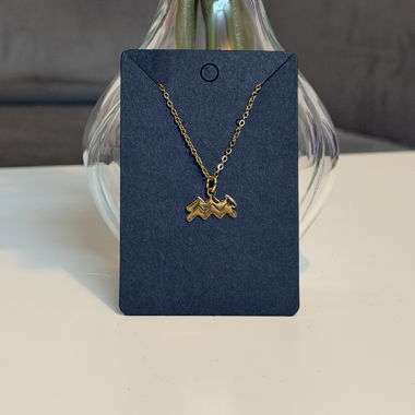 Collana dorata con ciondolo