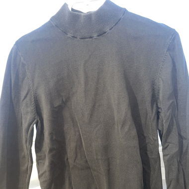 Grauer Rollkragenpullover