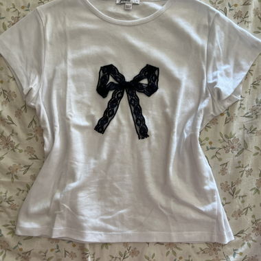 T-shirt blanc noeud bleu marine