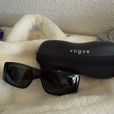 Lunettes de soleil Vogue noires